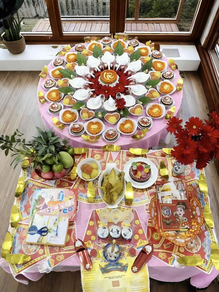 Tone Đỏ - B&eacute; G&aacute;i