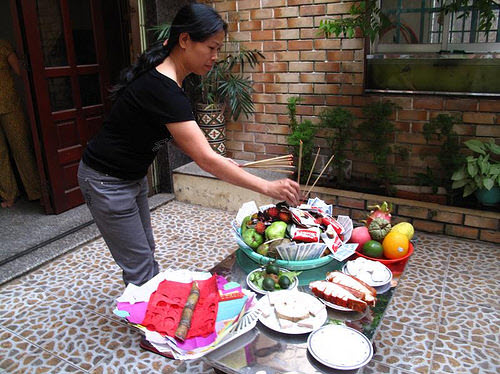 Cách Cúng Cô Hồn Ngoài Sân – Hướng Dẫn Chi Tiết, Đầy Đủ Nhất